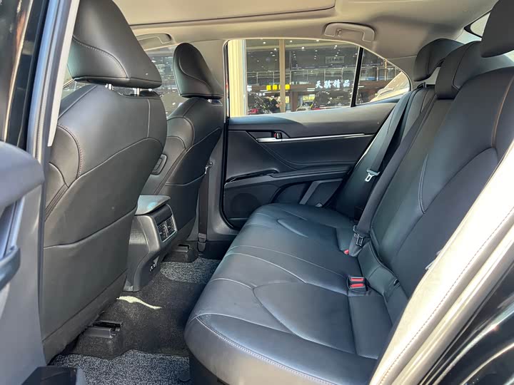 Фото 8 - Toyota Camry