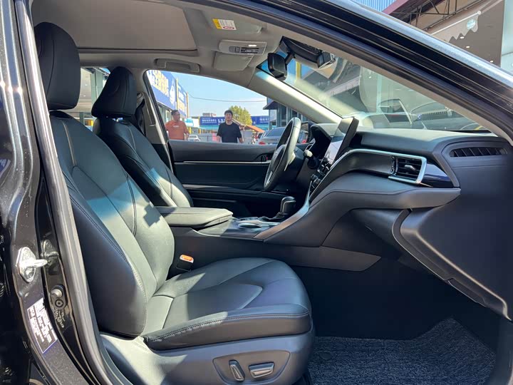 Фото 9 - Toyota Camry