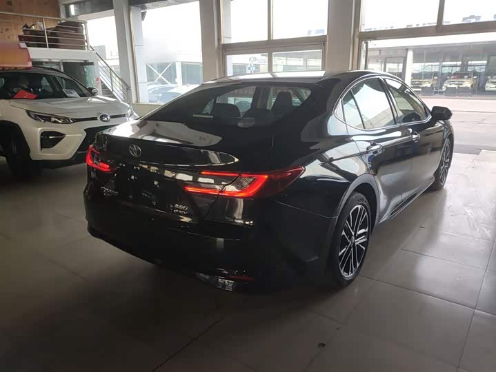 Фото 7 - Toyota Camry