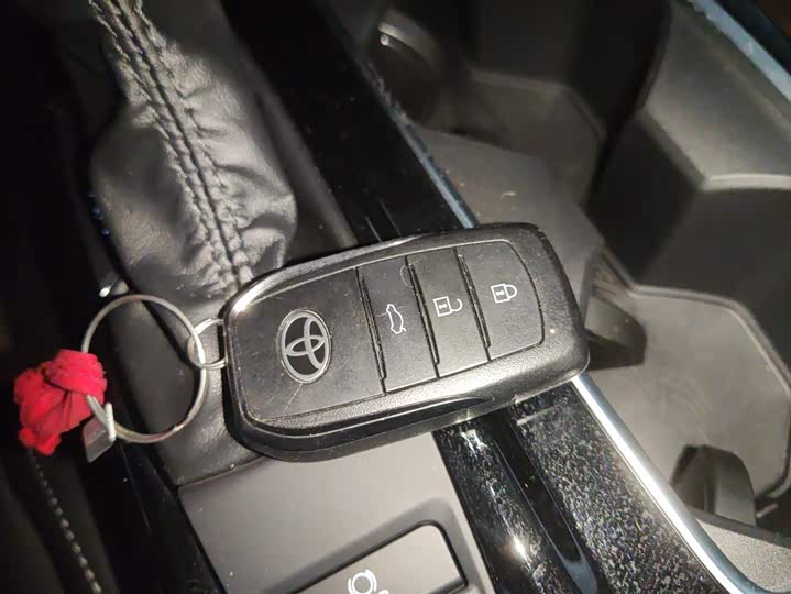 Фото 9 - Toyota Camry