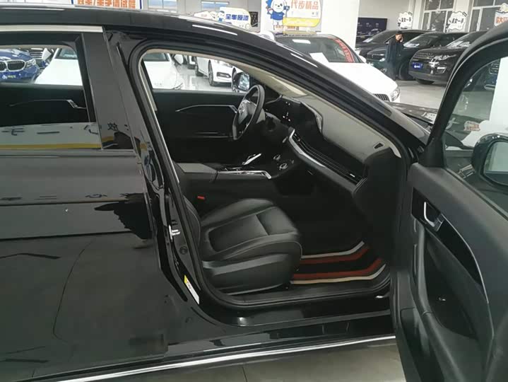 Фото 8 - Bestune B70