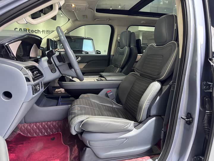 Фото 6 - Lincoln Navigator