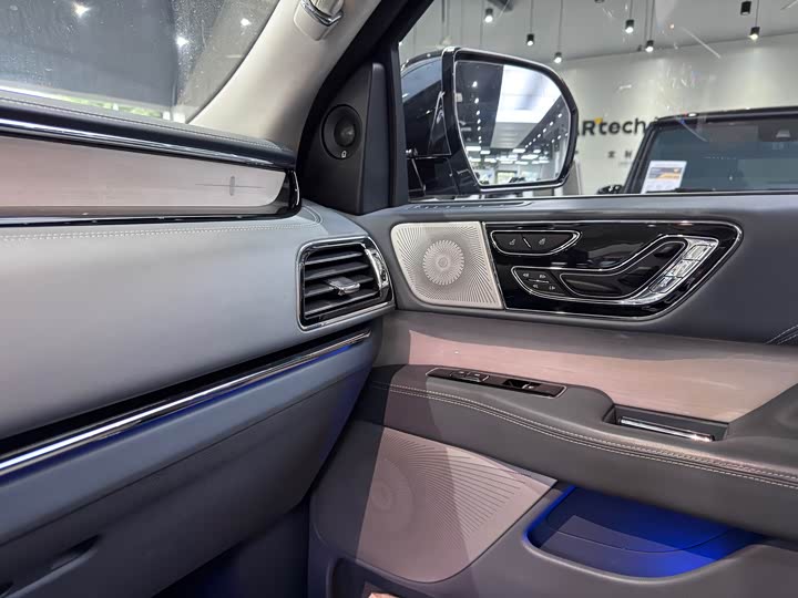 Фото 9 - Lincoln Navigator