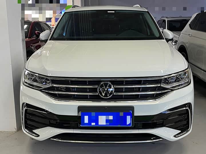 Фото 2 - Volkswagen Tiguan L Pro