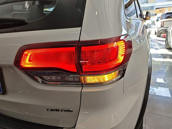 Фото 8 - Jeep Grand Cherokee