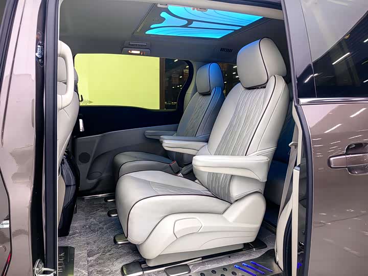 Фото 9 - Buick GL8 ES