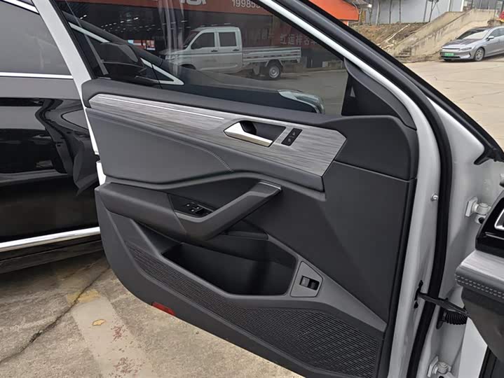 Фото 7 - Volkswagen Sagitar L