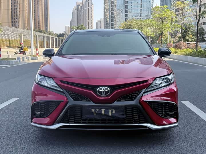 Фото 2 - Toyota Camry