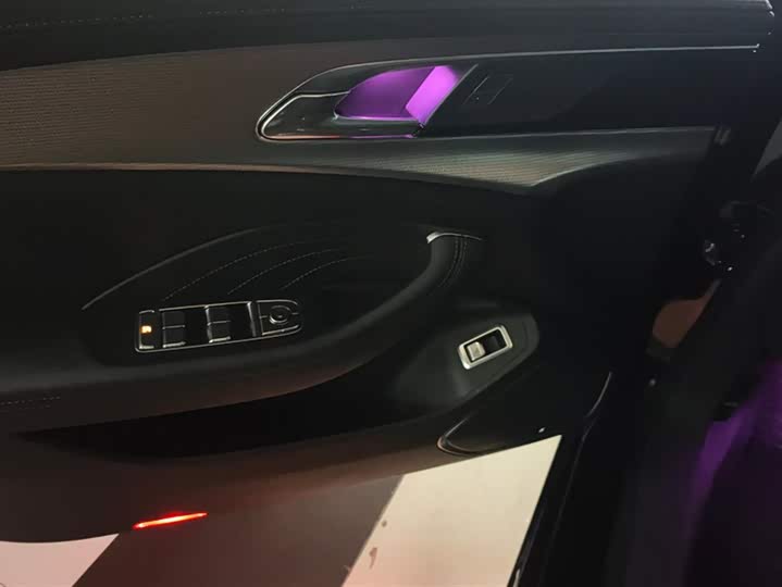 Фото 7 - Hongqi H5