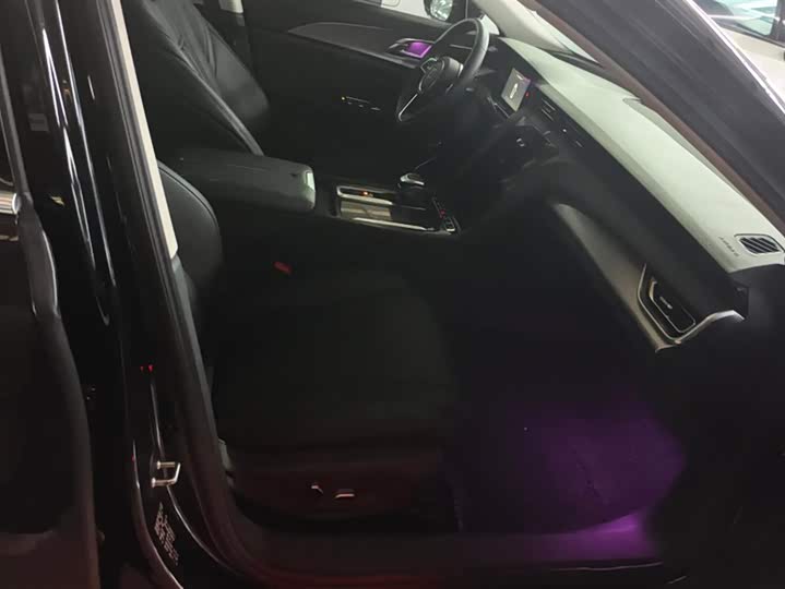 Фото 8 - Hongqi H5