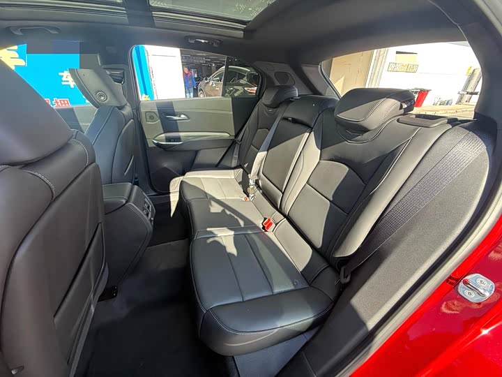 Фото 9 - Cadillac XT4
