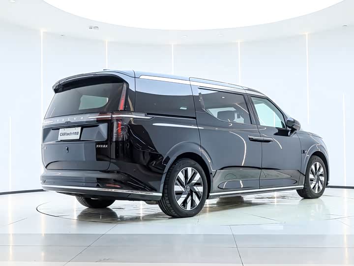 Фото 3 - Volvo EM90