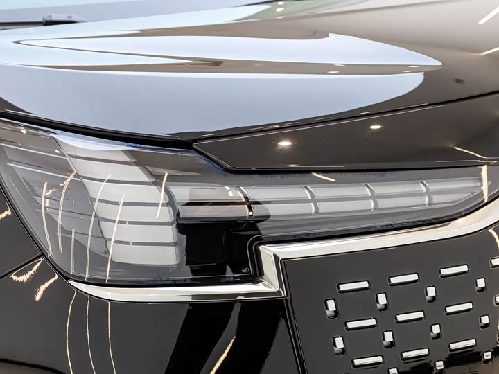 Фото 6 - Volvo EM90