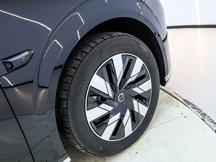 Фото 8 - Volvo EM90