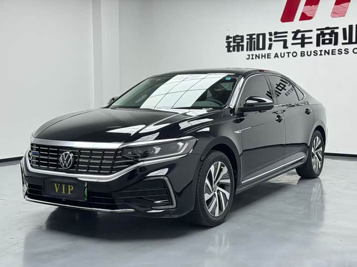 Фото 1 - Volkswagen Passat Hybrid