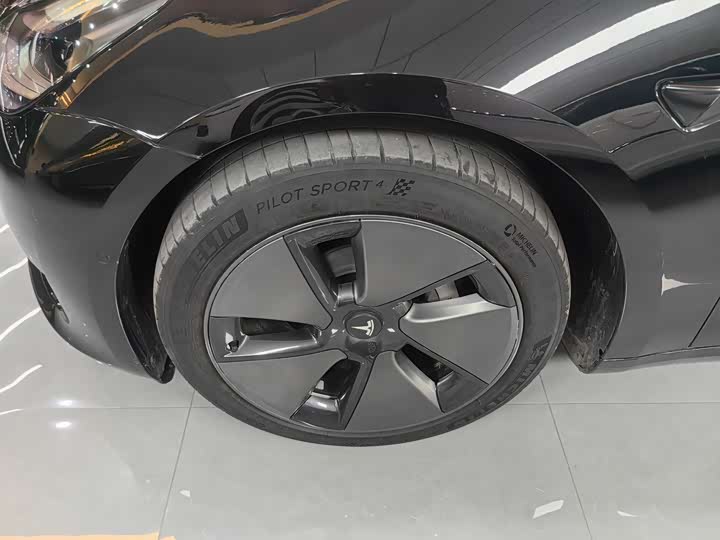 Фото 4 - Tesla Model 3