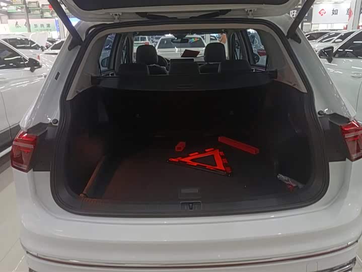 Фото 4 - Volkswagen Tiguan L Pro