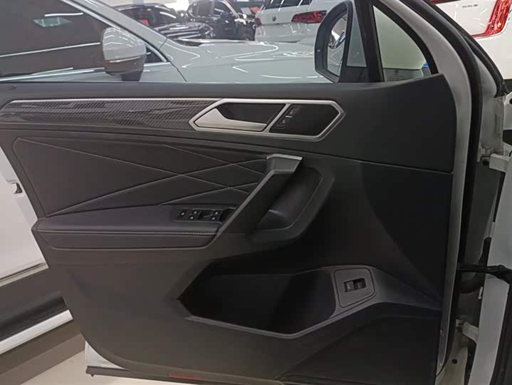 Фото 7 - Volkswagen Tiguan L Pro