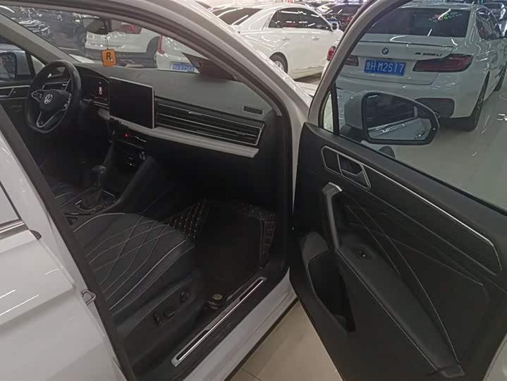 Фото 8 - Volkswagen Tiguan L Pro