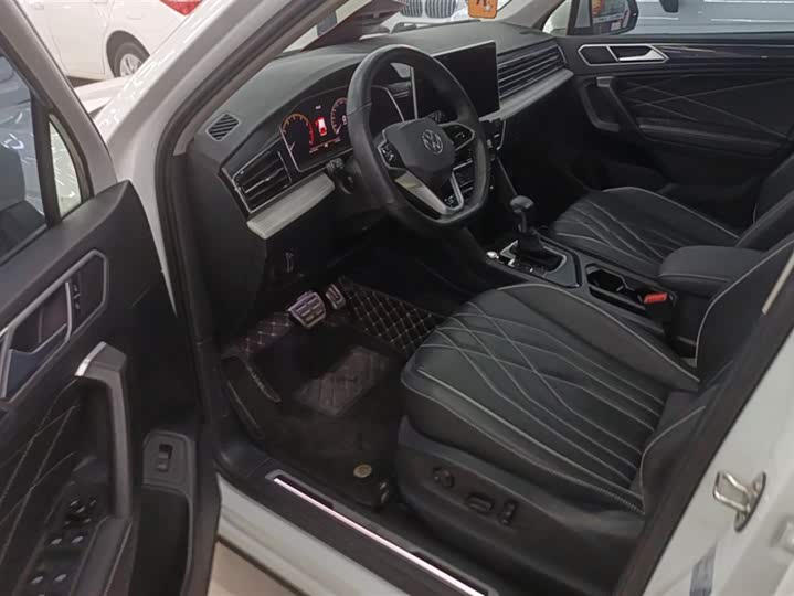 Фото 9 - Volkswagen Tiguan L Pro