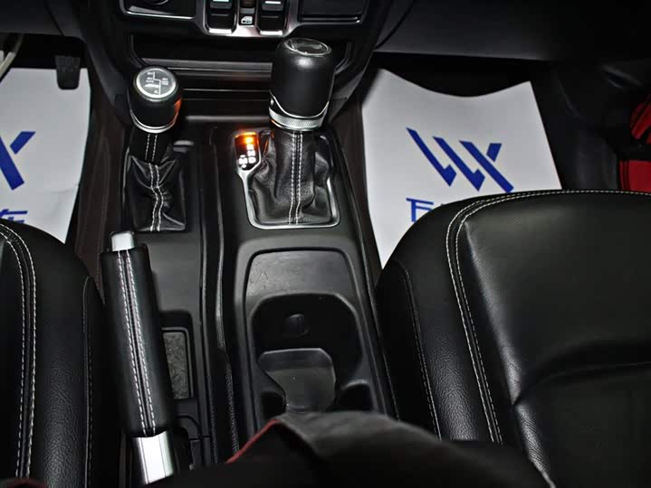 Фото 8 - Jeep Wrangler