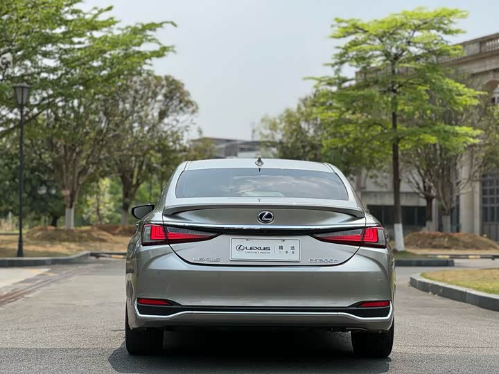 Фото 5 - Lexus ES