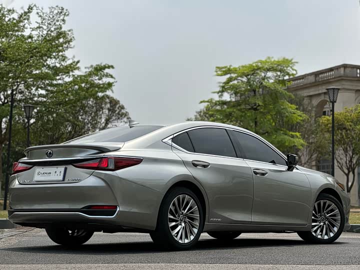 Фото 6 - Lexus ES