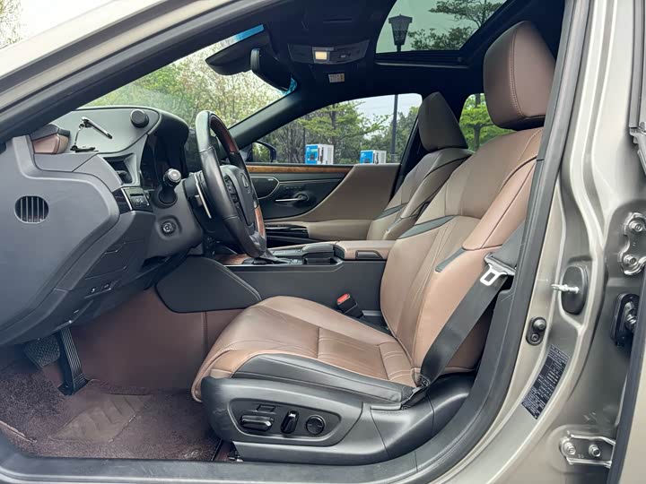 Фото 7 - Lexus ES