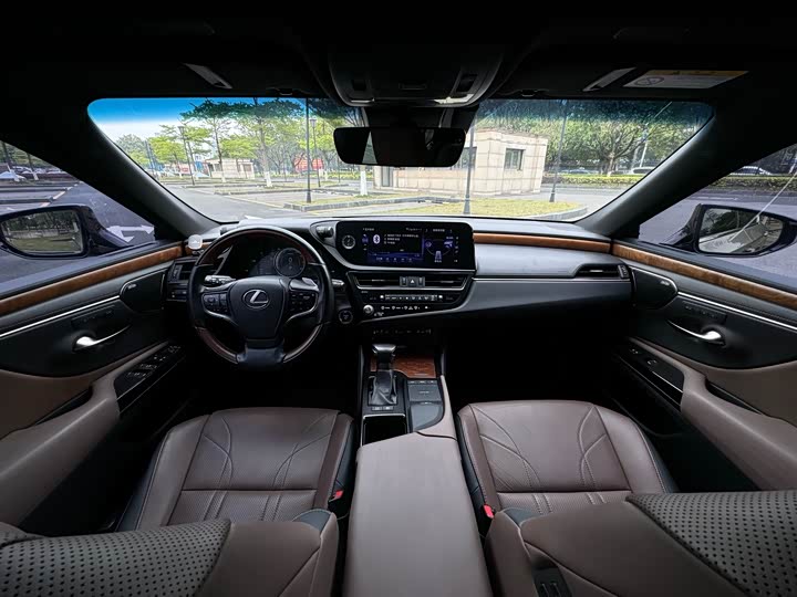 Фото 8 - Lexus ES