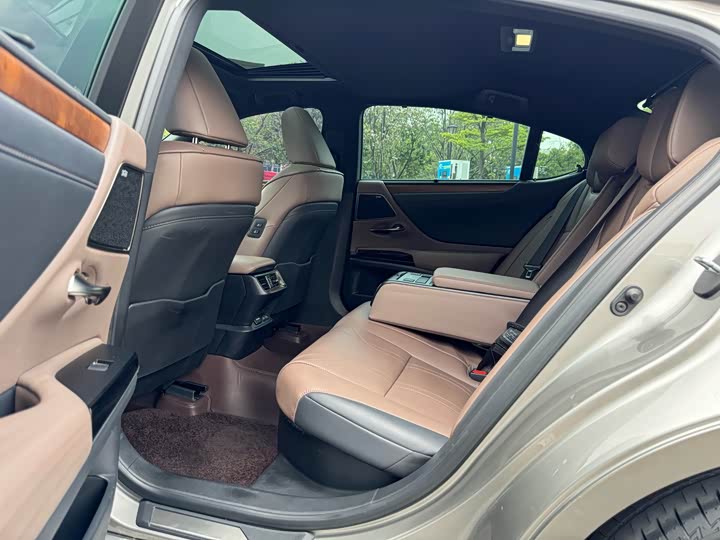 Фото 9 - Lexus ES