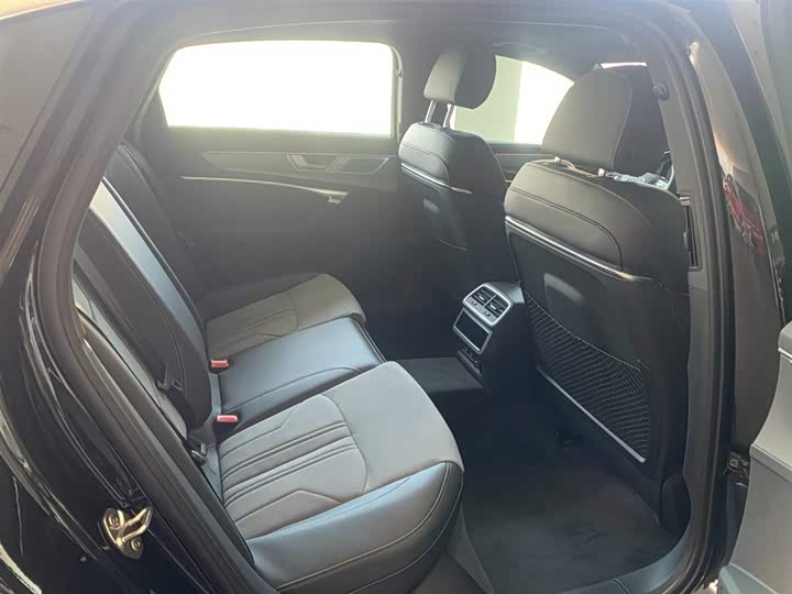 Фото 8 - Audi A6L