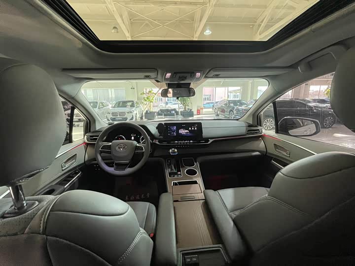 Фото 9 - Toyota Sienna