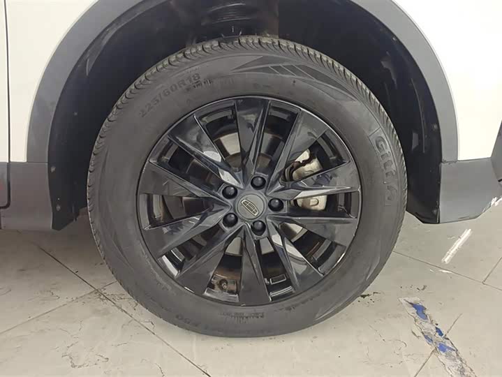 Фото 6 - Geely Atlas