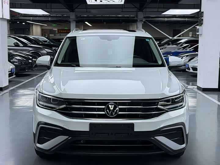 Фото 2 - Volkswagen Tiguan L Pro