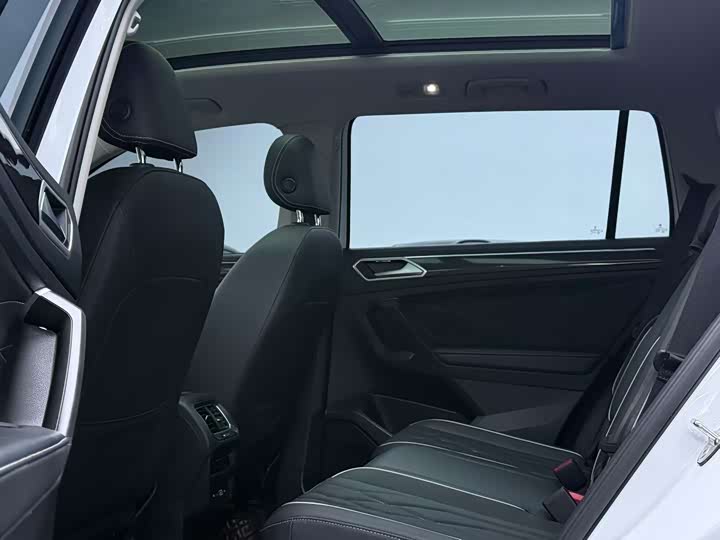 Фото 9 - Volkswagen Tiguan L Pro