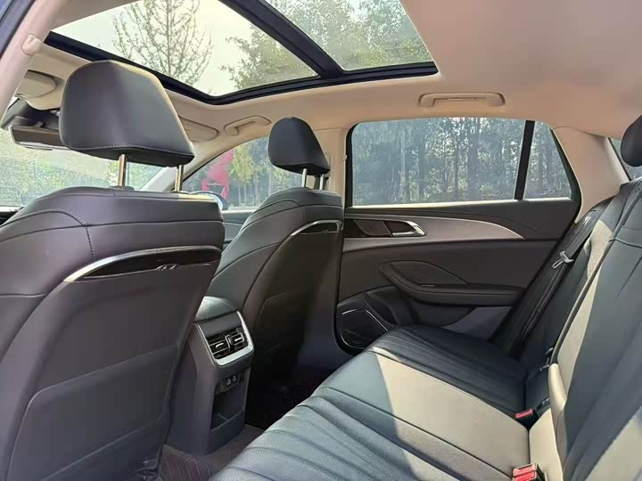 Фото 6 - Hongqi H5