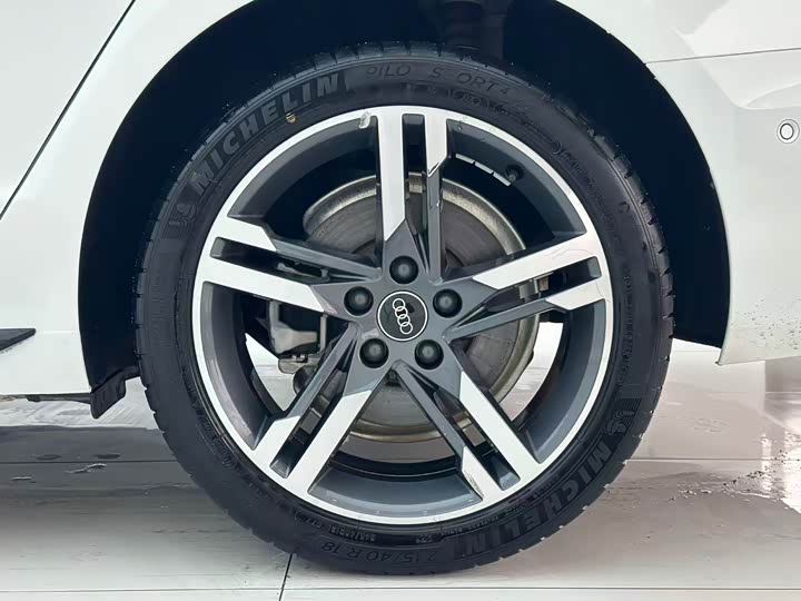 Фото 5 - Audi A4L