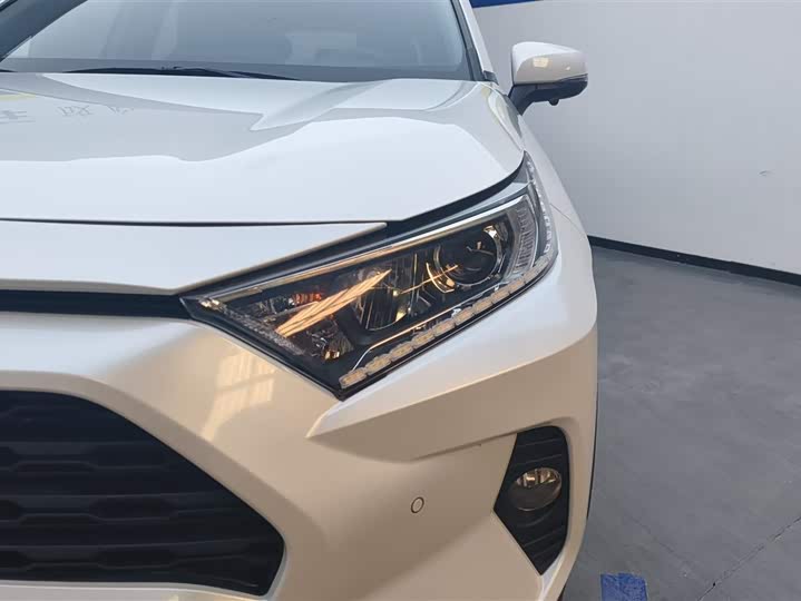 Фото 5 - Toyota RAV4