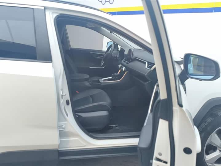 Фото 8 - Toyota RAV4