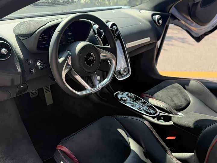 Фото 7 - McLaren GT