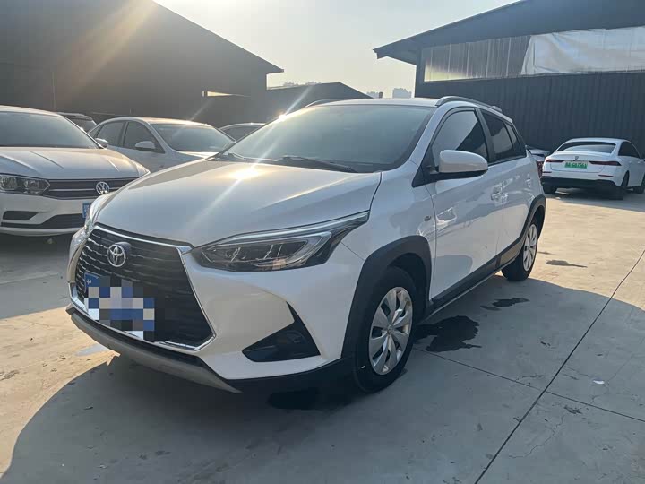 Фото 1 - Toyota Yaris L Hatchback