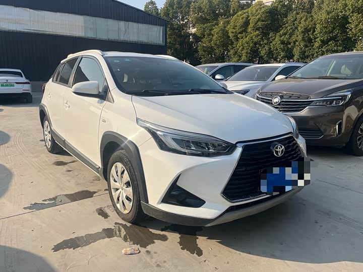 Фото 3 - Toyota Yaris L Hatchback