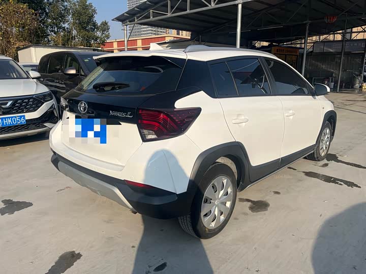 Фото 4 - Toyota Yaris L Hatchback