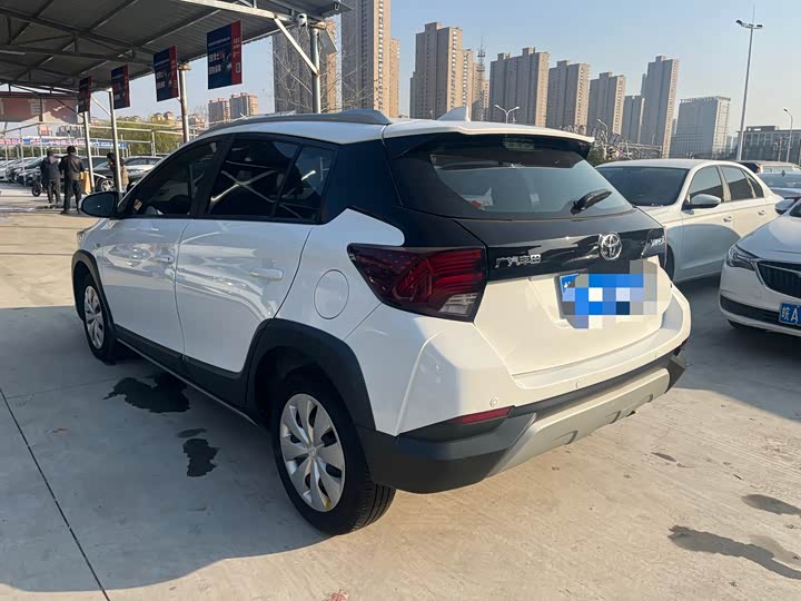 Фото 5 - Toyota Yaris L Hatchback