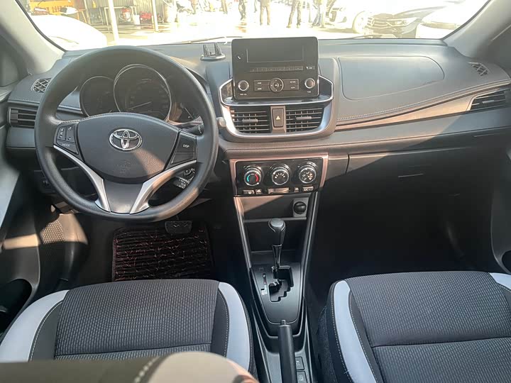 Фото 6 - Toyota Yaris L Hatchback