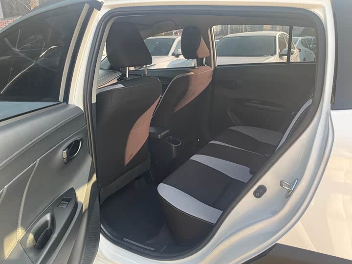 Фото 9 - Toyota Yaris L Hatchback