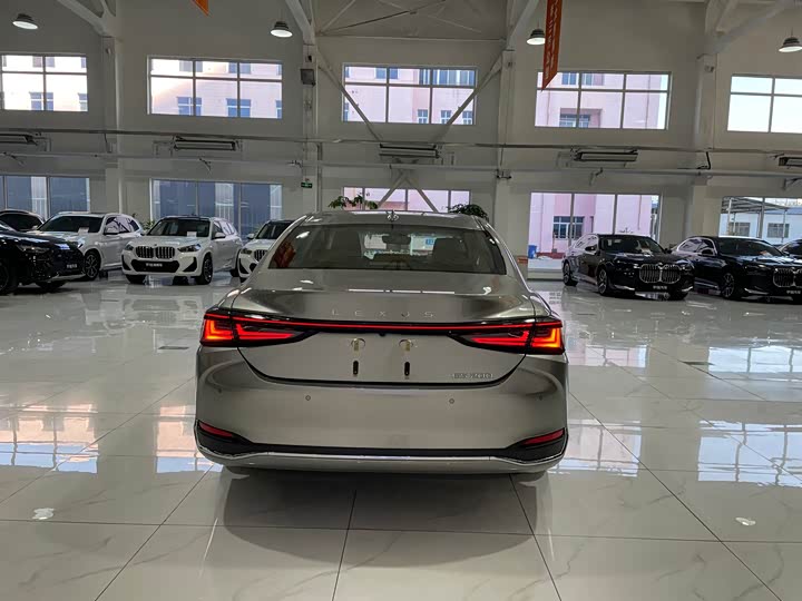 Фото 6 - Lexus ES