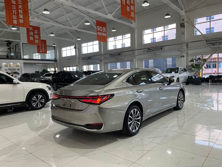 Фото 7 - Lexus ES