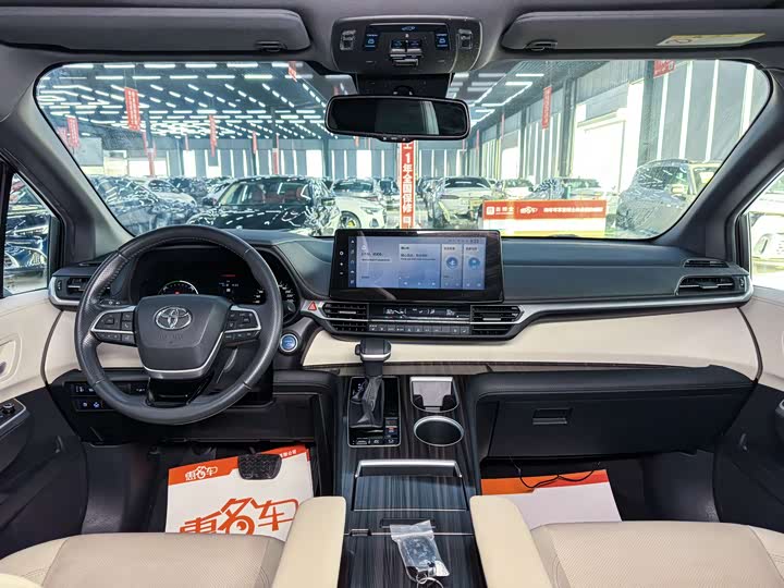 Фото 8 - Toyota Sienna