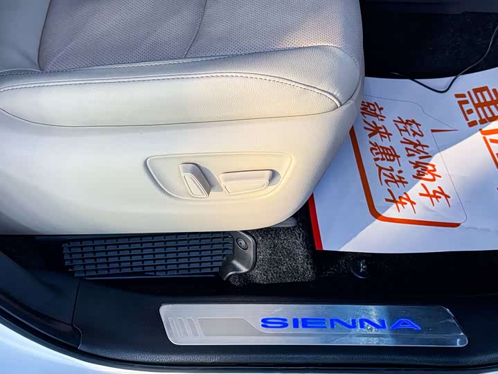 Фото 9 - Toyota Sienna